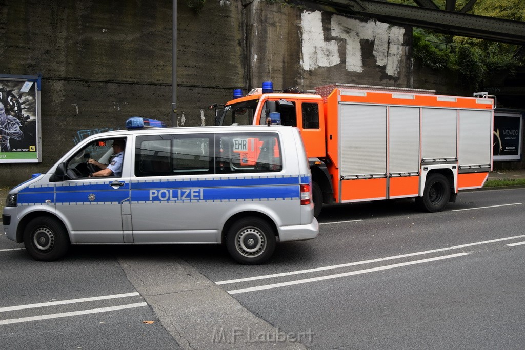 LKW blieb unter Bruecke haengen Koeln Ehrenfeld Innere Kanalstr Hornstr P321.JPG - Miklos Laubert